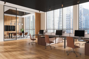 Ofis manzarası, iş birliği ve televizyon ekranlı cam toplantı odası. Sıraya dizilmiş bilgisayar ve koltuklar. Singapur gökdelenlerinin panoramik penceresi. 3B görüntüleme