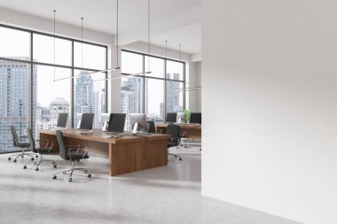 Ortak masa, sandalye ve beton zemin üzerinde bilgisayar ile birlikte çalışma manzarası. Bangkok gökdelenlerinde panoramik pencereli çalışma alanı. Boş duvar bölmesini düzenle. 3B görüntüleme