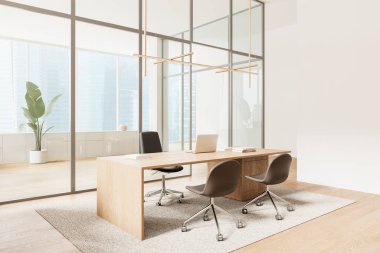 Direktör odasının iç manzarası. Masada dizüstü bilgisayar, çalışma masası ve yerde sandalyeler. Singapur gökdelenlerinde panoramik pencereli cam danışma alanı. 3B görüntüleme