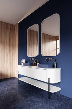 Modern banyo, çift lavabo ve büyük aynalar, ahşap ve mavi duvarlar, minimalist tarzda. 3B Hazırlama