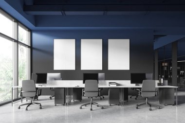 Koyu renk iç mekan koltuklar, gri beton zemin üzerinde bilgisayar bulunan masalar. Tropik bölgelerde panoramik pencere. Sıraya dizilmiş üç tane tuval posteri. 3B görüntüleme