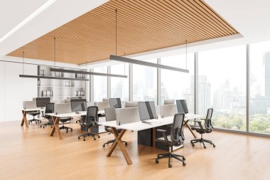 Koltukları ve bilgisayarları sıra sıra dizilmiş rahat çalışma alanı manzarası, ahşap zeminde dokümanlarla dolu raflar. Bangkok gökdelenlerinin panoramik penceresi. 3B görüntüleme