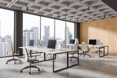 Ofis içi manzarası, sıralarda bilgisayar, beton zemin. Bangkok gökdelenlerinde panoramik pencereli minimalist çalışma alanı. 3B görüntüleme