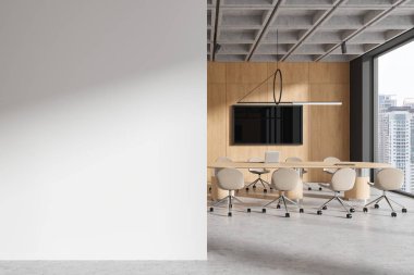 Toplantı masası ve koltukları olan bir ofis. Laptop ve TV ekranlı konferans alanı, Bangkok gökdelenlerinde panoramik pencere. Boş duvar bölmesini düzenle. 3B görüntüleme