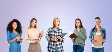 Dizüstü bilgisayar ve kalem tutan beş kişilik bir grup. Sıraya dizilmiş, değişken mor arkaplan. Eğitim anlayışı, takım çalışması, arkadaşlık