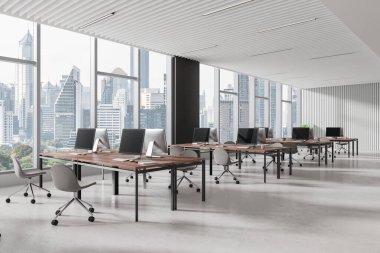 Ofis içi manzarası, sıralarda bilgisayar, beton zemin. Bangkok gökdelenlerinde panoramik pencereli lüks çalışma alanı. 3B görüntüleme