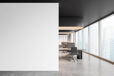 Endüstriyel iç mekan. Sıraya dizilmiş taş masalardaki bilgisayarlarla birlikte. Singapur gökdelenlerinin panoramik penceresiyle birlikte çalışma alanı. Boş duvar bölmesini düzenle. 3B görüntüleme