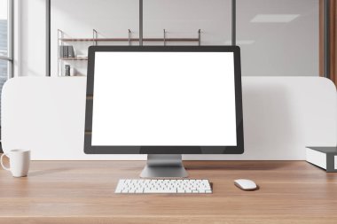 Ofis içi bilgisayar, klavye, fare ve kahve fincanı gibi boş ekranlarla dolu. Gökdelenlerin panoramik penceresi. Web sitesi, pazarlama ya da iş ilanı. 3B görüntüleme