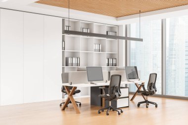 Sıraya dizilmiş koltuklar ve bilgisayar ile birlikte çalışan iç mekanların köşe görünümü, parke zeminde klasörleri olan raflar. Singapur gökdelenlerinin panoramik penceresi. 3B görüntüleme