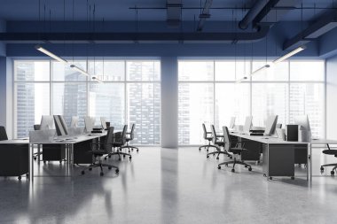 Masaların üzerinde gri beton zemin üzerinde bilgisayar olan modern ofis içi. Singapur gökdelenlerinde panoramik pencereli rahat bir çalışma alanı. 3B görüntüleme