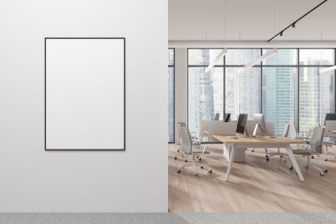 Modern çalışma odasının içinde bilgisayar var. Masalar, ahşap zemin üzerinde. Gökdelenlerde panoramik penceresi olan bir iş yeri. Duvar bölmesindeki tuval posterini taklit et. 3B görüntüleme