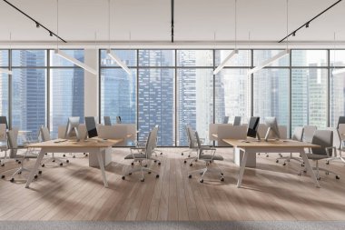 Ahşap masalarda bilgisayarları olan, şehir manzarasına bakan, aydınlık, modern açık planlı ofis. Çalışma alanı kavramı. 3B Hazırlama