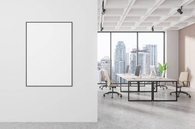 Çalışma masaları ve bilgisayar olan beyaz ofis odası. Bangkok gökdelenlerinin panoramik pencereleriyle eş zamanlı çalışma alanı. Bölüme uzay tuval posterini kopyala. 3B görüntüleme