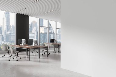 Ofis içi manzarası, sıralarda bilgisayar, beton zemin. Bangkok gökdelenlerinde panoramik pencereli rahat bir çalışma alanı. Boş duvar bölmesini düzenle. 3B görüntüleme