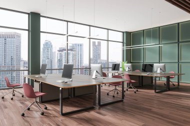 Yeşil ofisin köşesinde, masalarda bilgisayar ve ahşap zemin var. Bangkok gökdelenlerinin panoramik penceresiyle şık bir ekip çalışma alanı. 3B görüntüleme