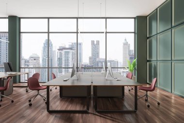 Masaların üzerinde bilgisayar masaüstleri, sıra sıra sandalyeler ve ahşap zemin olan şirket içi yeşil ofis. Bangkok gökdelenlerinde panoramik pencereli modern iş yeri. 3B görüntüleme