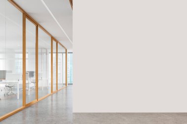 Beyaz cam iç mekan, sıralardaki bilgisayarlarla birlikte çalışıyor, gri beton zemin. Singapur gökdelenlerindeki ofis koridoru ve panoramik pencere. Boş duvar bölmesini düzenle. 3B görüntüleme