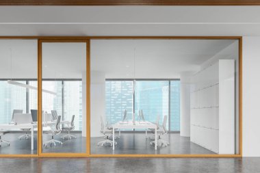 Masaların üzerinde gri beton döşemeli bilgisayar olan parlak ofis içi. Cam takımının raflarla ortak çalışma alanı. Singapur gökdelenlerinin panoramik penceresi. 3B görüntüleme