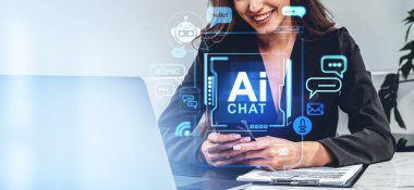 Telefonla çalışan mutlu iş kadını, yapay zeka sohbet ikonu. Metin baloncukları ve sosyal medya simgelerinin olduğu hologram. Sanal asistan ve çevrimiçi iletişim kavramı