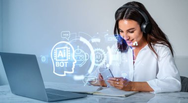 Kulaklıkla çalışan mutlu iş kadını, yapay zeka ve parlayan robot ikonu. Bilgi işleme simgeleriyle birlikte hologram. Yapay zeka ve makine öğrenimi kavramı