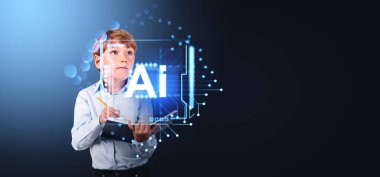 Çocuk not alıyor ve yapay zekanın eğitimde yardımcı olduğu yapay zekanın hologramına bakıyor. Boş arkaplanı kopyala. Makine öğrenme ve bilgi işleme kavramı