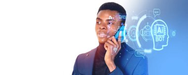 Siyah işadamı telefonla arıyor, yapay zeka hologramı ve çarklı farklı simgeler, mesaj metni ve bilgi işleme. Robot yardımı kavramı. Boşluğu kopyala