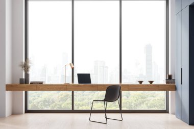 Şehir silueti, minimalist tasarım, parlak iç mekan, üretken çalışma ortamı kavramı olan geniş pencereli masa ve sandalye ile modern çalışma alanı. 3B Hazırlama