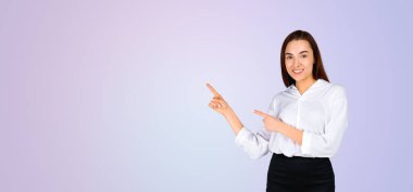 Beyaz gömlekli kadın, pastel gradyan arkaplan, gösterme veya sunma kavramı, boş kopya alanını işaret ediyor