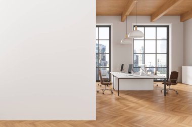 Beyaz ofisin içi bilgisayarlarla dolu. Masaların üzerinde, parke zeminde. Gökdelenlerde panoramik penceresi olan takım işyeri. Boş duvar bölmesini düzenle. 3B görüntüleme