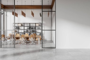 Uzun bir masa ve ofis sandalyeleri olan modern konferans odası, açık gri arka planda minimalist iç mekan. Ofis alanı kavramı. 3B Hazırlama