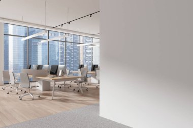 Ofis içi manzarası, masa başı bilgisayar, ahşap zemin. Singapur gökdelenlerinde panoramik pencereli şirket çalışma alanı. Boş duvar bölmesini düzenle. 3B görüntüleme