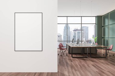 İçi bilgisayarlarla dolu yeşil çalışma odası. Masalar ve sandalyeler, ahşap zemin. Bangkok 'ta panoramik pencereli bir iş yeri. Duvar bölmesindeki posteri taklit et. 3B görüntüleme