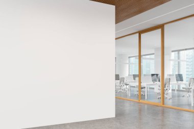 Sıralardaki bilgisayarlarla birlikte çalışan cam iç mekanın köşesi, gri beton zemin. Ofis koridoru ve gökdelenlerin panoramik penceresi. Boş duvar bölmesini düzenle. 3B görüntüleme