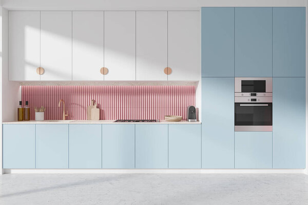 Красочный интерьер кухни с голубыми и розовыми полками и кухонными принадлежностями. Раковина, печь и печь, серый бетонный пол. Светлое пространство для приготовления пищи в квартире. 3D рендеринг