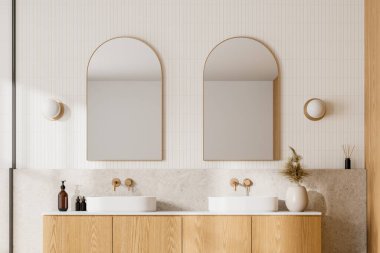Ahşap dolapları, çift lavaboları ve kemerli aynaları olan modern bir banyo. Çağdaş ev ya da otel konsepti. 3B Hazırlama