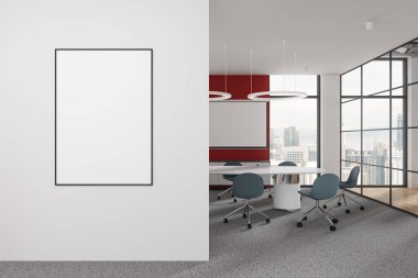 İçi masa ve sandalyelerle dolu rahat bir ofis. Tahta ve projeksiyon ekranlı konferans odası. Kuala Lumpur gökdelenlerindeki panoramik pencere ve tuval posterleri. 3B görüntüleme