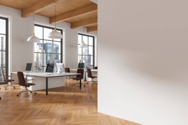 Bilgisayarlı, sandalyeli, ahşap döşemeli, sağında boş beyaz duvar olan modern ofis alanı, çağdaş tasarım. Boş çalışma alanı kavramı. 3B Hazırlama