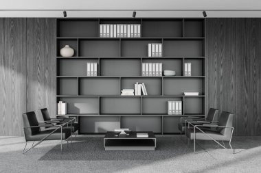 Dört koltuklu, karanlık ahşap bir iç mekan. Toplantı, dinlenme ya da bekleme masası, dosyalar ve belgelerle dolu siyah bir raf. 3B görüntüleme