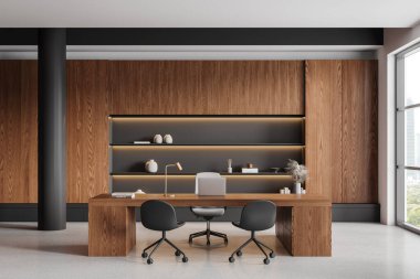 Yönetim kurulu başkanı, ahşap masada dizüstü bilgisayar, beton zeminde sandalyeler. Şık bir danışma yeri ve dekorasyonlu bir raf. Gökdelenlerin panoramik penceresi. 3B görüntüleme