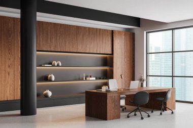 Yönetim kurulu başkanının iç mekan manzarası, ahşap masadaki dizüstü bilgisayar, beton zemindeki sandalyeler. Danışmanlık ya da raflı buluşma yeri. Singapur gökdelenlerinin panoramik penceresi. 3B görüntüleme