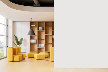 Sarı yumuşak bir yer, kahve masası, klasörlü bir raf. Bangkok gökdelenlerinde panoramik pencereli rahatlama alanı. Boşluk duvarını kopyala. 3B görüntüleme