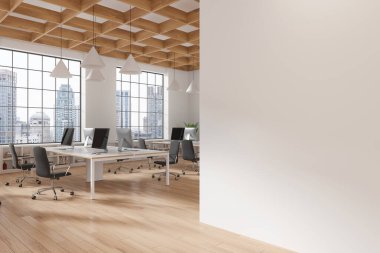 Bilgisayar masaları ve sandalyeleri olan modern açık planlı ofis, ahşap döşeme, şehir manzarası gösteren geniş pencereler, minimal tasarım. 3B Hazırlama