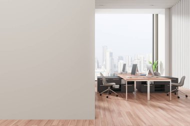 Koltukları ve bilgisayarları olan modern ofis içi, ahşap zemin. Singapur gökdelenlerinde panoramik pencereli şık bir çalışma odası. Boş duvar bölmesini düzenle. 3B görüntüleme