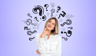 Mor bir arka planda kafasının etrafına elle çizilmiş soru işaretleri olan düşünceli bir kadın. Beyin fırtınası ve fikirler.