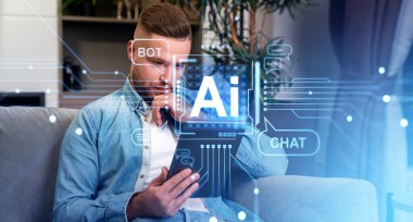 Fütüristik holografik yapay zeka, robot ve sohbet ikonları olan bir tablet kullanan bir adam kanepede oturuyor. Yapay zeka yardımı ve iletişim kavramı