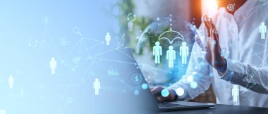 İnternette holografik ekranda ikonlar, ağ bağlantıları ve kavramlarla birlikte internet kullanan iş adamı. Arka plan bulanık. İş ağı kavramı