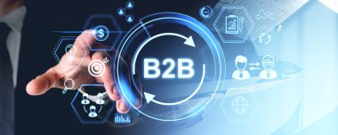 Dijital ekranda, ofis ortamında ışıldayan iş simgeleriyle etkileşime giren bir kişi. B2B ve iş ağı kavramı