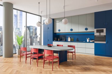 Mutfak manzarası, mutfak masası, kırmızı sandalyeler, mutfak gereçleri ve bitkilerle dolu mavi yemek dolabı. New York gökdelenlerinin panoramik penceresi. 3B görüntüleme