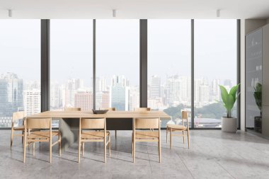 Minimalist oturma odasının içinde yemek masası, sandalyeler ve beton zemin var. Şık bir toplantı ya da dolabı olan bir oturma odası. Singapur gökdelenlerinin panoramik penceresi. 3B görüntüleme