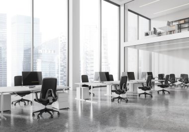 Masadaki bilgisayarlarla birlikte çalışan iç mekan manzarası, cam odalı iki katlı ofis dairesi. Singapur 'da panoramik pencereli endüstriyel işyeri. 3B görüntüleme